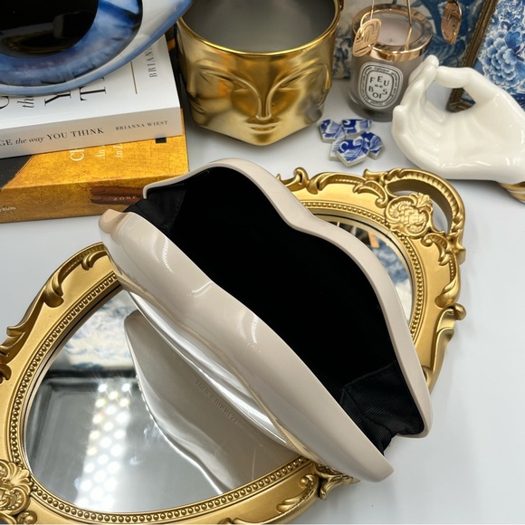 🆕 LULU GUINNESS 🧿 NWOT Iconic Lips Perspex Clutch Stone Grey - Picture 10 of 11